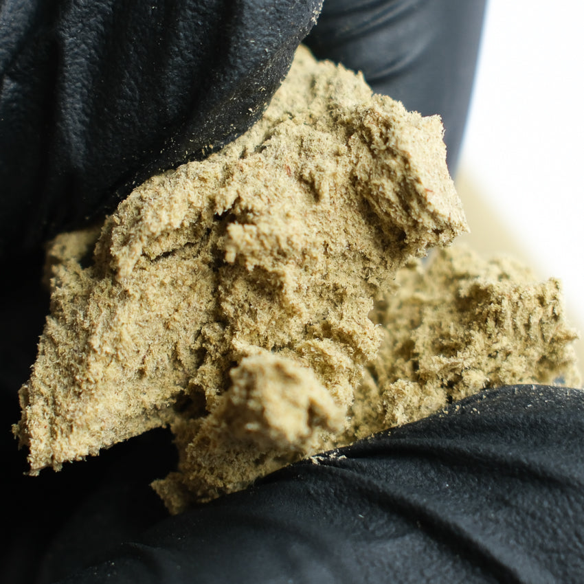 CBD qui s'effrite dans une main