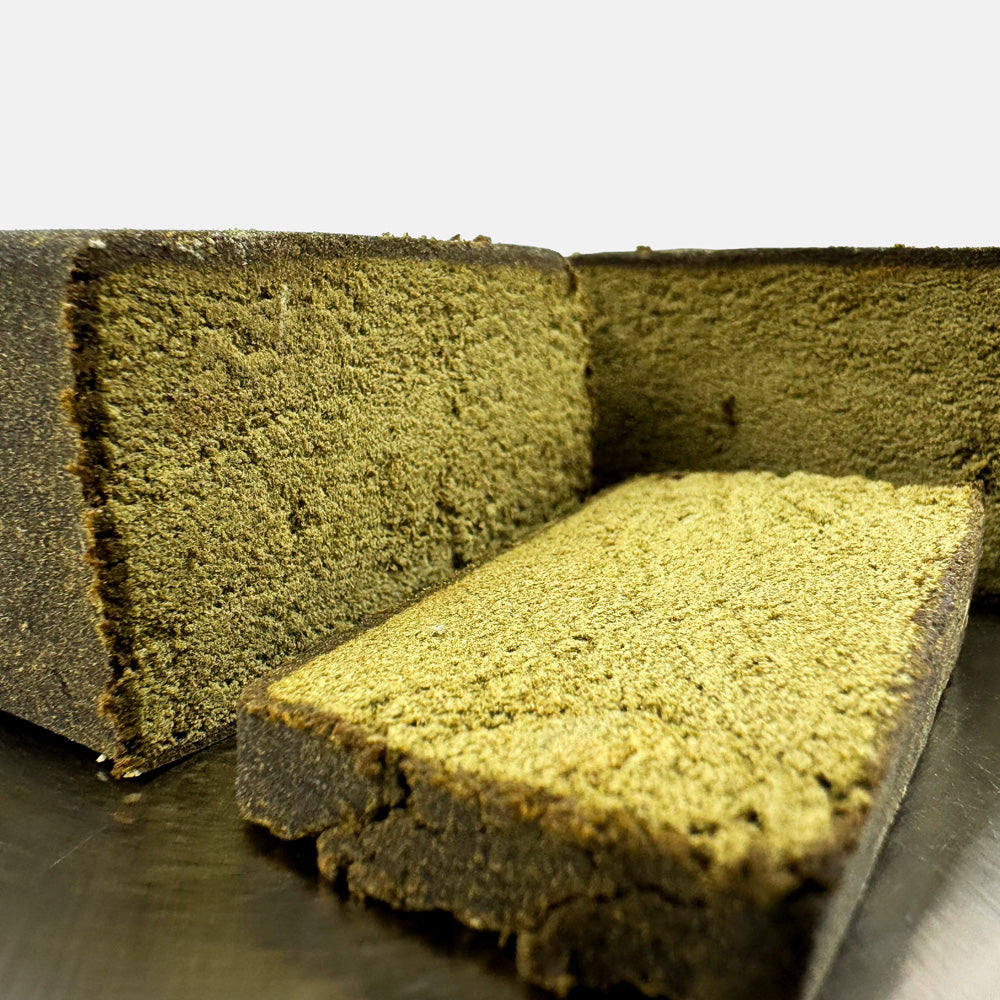 Coupe d'un morceau de CBD 3x filtré